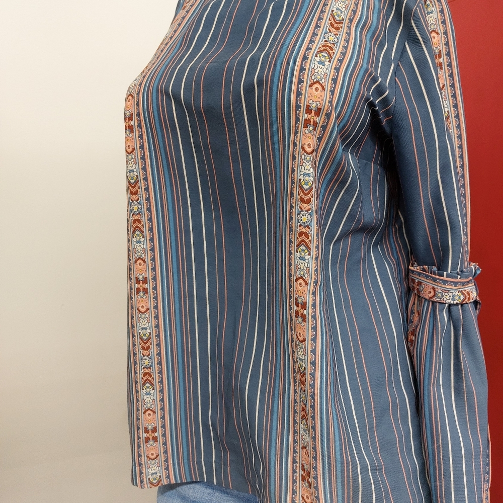 LC Lauren Conrad women's size Medium top blue striped floral LS scoop neck EUC